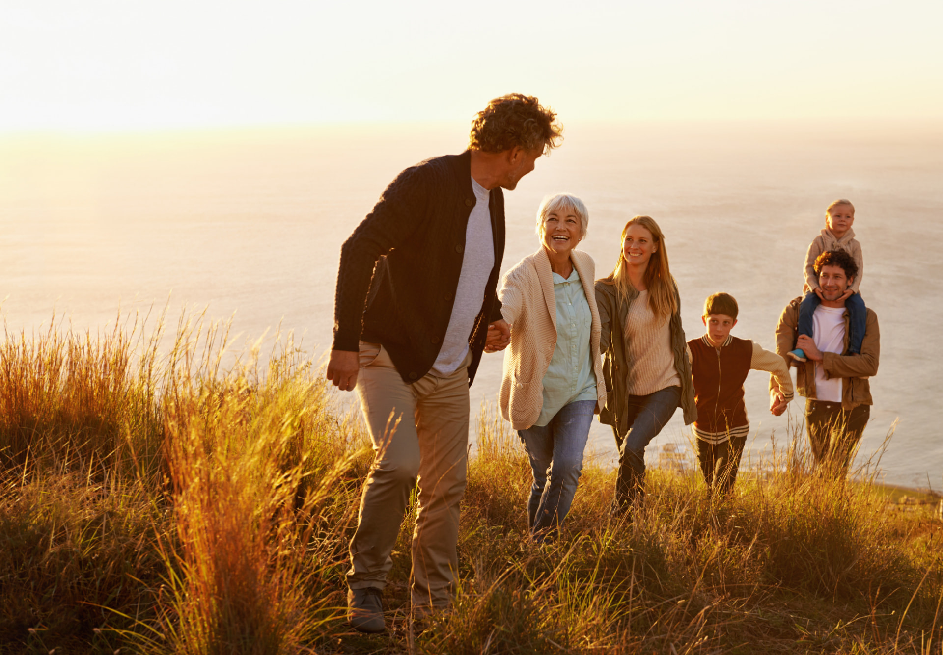 Familia disfrutando juntos al aire libre